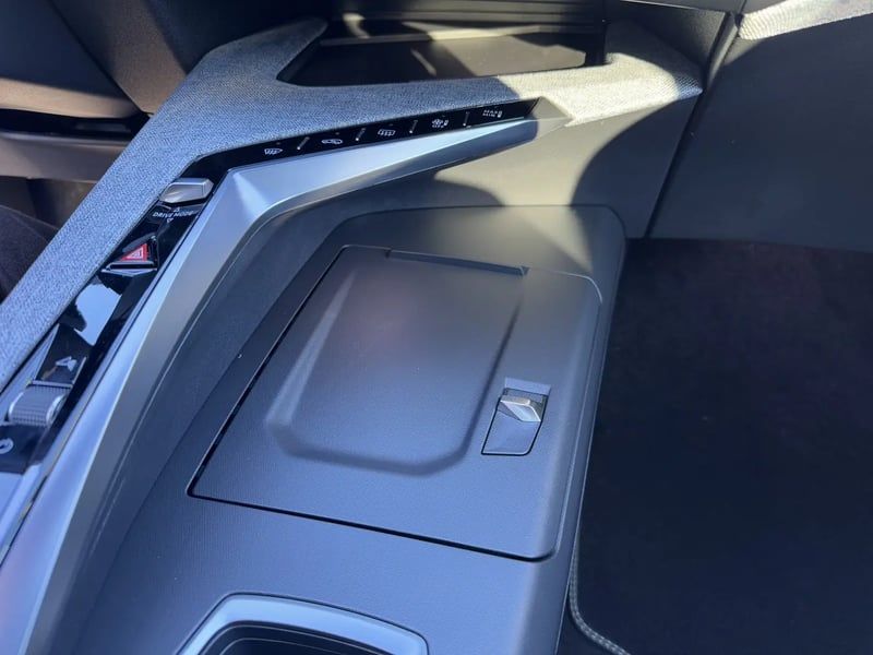 Photo de la voiture PEUGEOT 3008 Hybrid 136 e-DCS6 GT