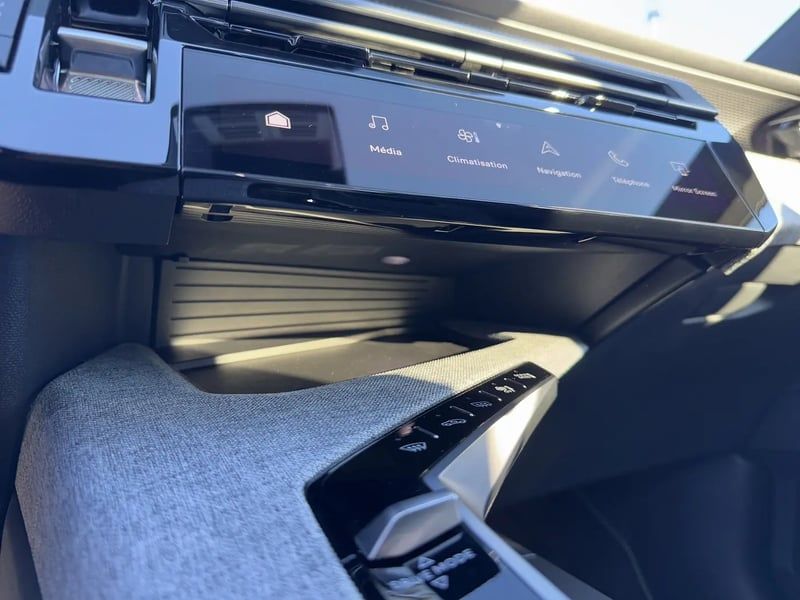 Photo de la voiture PEUGEOT 3008 Hybrid 136 e-DCS6 GT