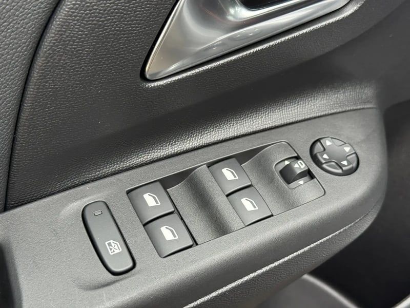 Photo de la voiture OPEL CORSA 1.2 Turbo 100 ch BVM6 GS