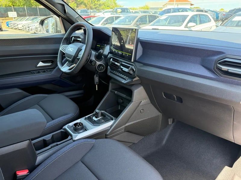 Photo de la voiture DACIA DUSTER Hybrid-G 150 4x4 Expression