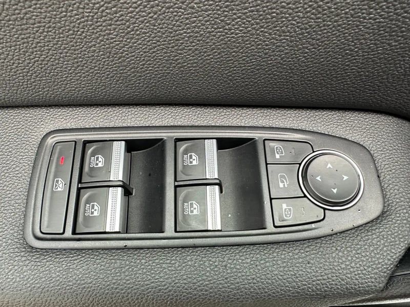 Photo de la voiture RENAULT CAPTUR TCe 140 EDC Intens