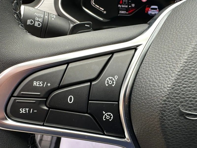 Photo de la voiture RENAULT CAPTUR TCe 140 EDC Intens