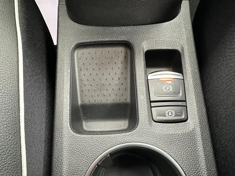 Photo de la voiture RENAULT CAPTUR TCe 140 EDC Intens