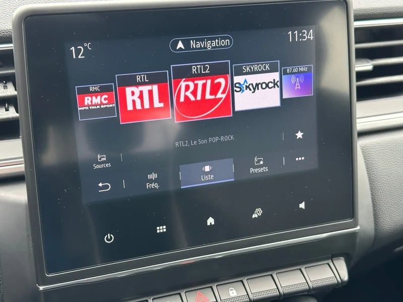 Photo de la voiture RENAULT CAPTUR TCe 140 EDC Intens