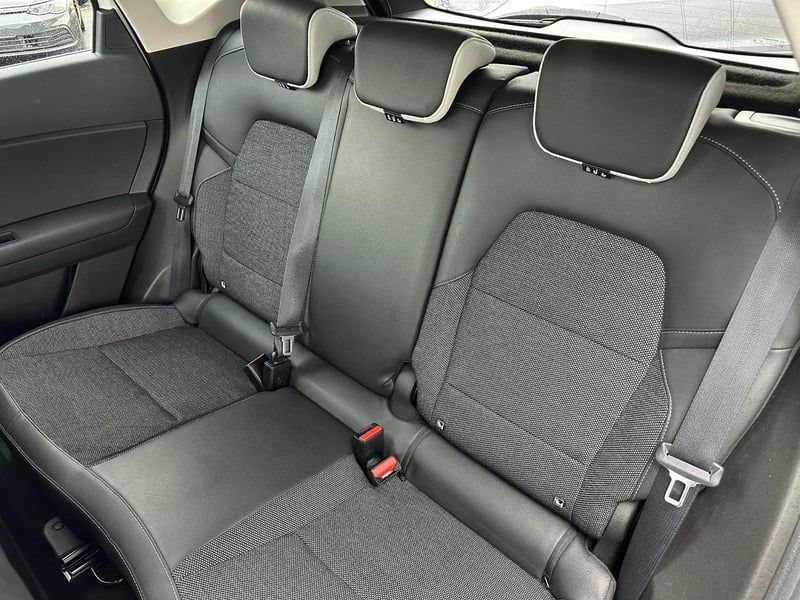 Photo de la voiture RENAULT CAPTUR TCe 140 EDC Intens