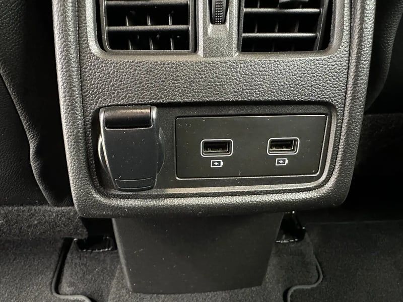 Photo de la voiture RENAULT CAPTUR TCe 140 EDC Intens