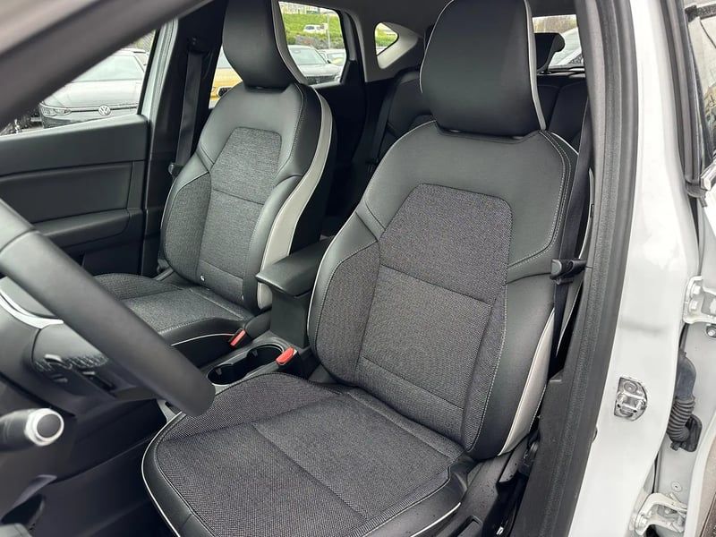 Photo de la voiture RENAULT CAPTUR TCe 140 EDC Intens