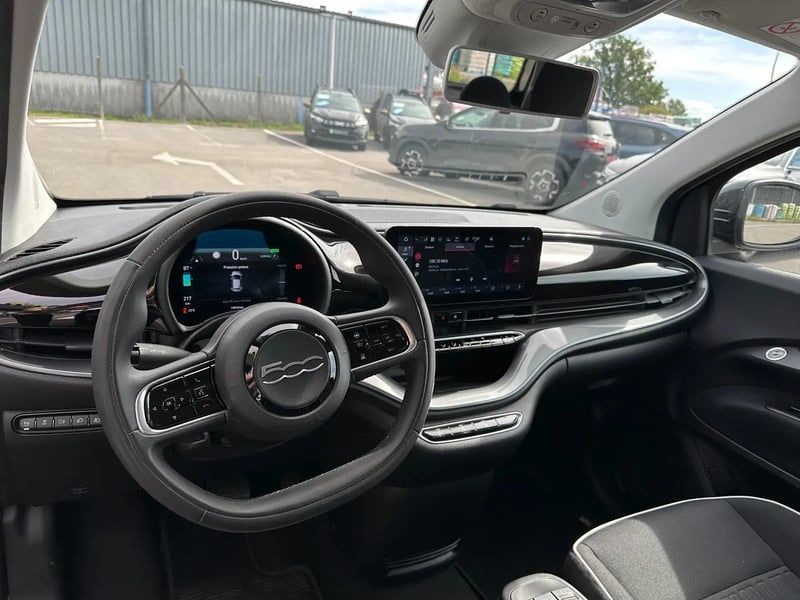 Photo de la voiture FIAT 500e BERLINE 500 e 118 ch Nouvelle 500