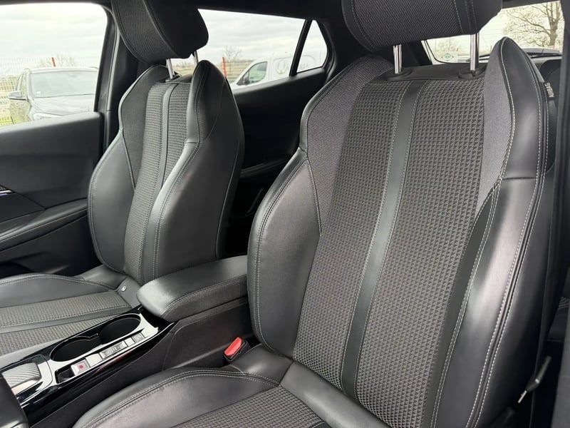 Photo de la voiture PEUGEOT 2008 BlueHDi 130 S&S EAT8 GT