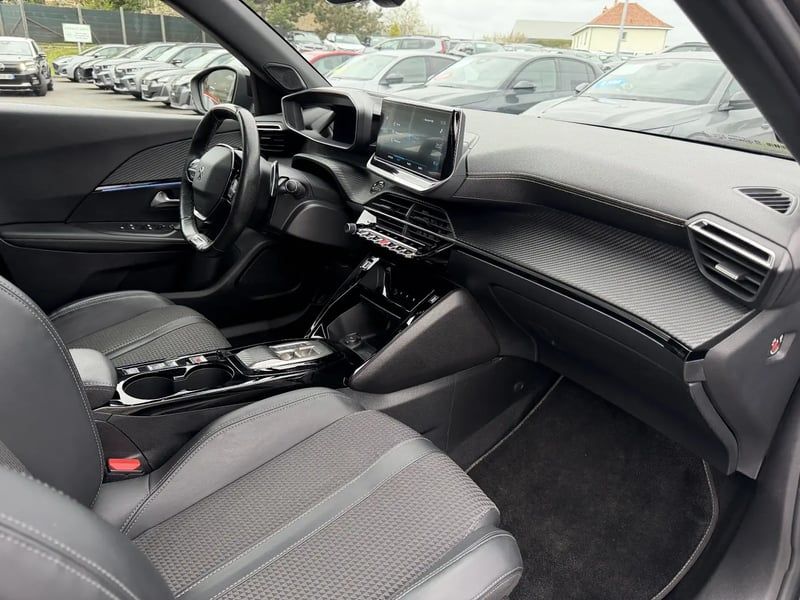 Photo de la voiture PEUGEOT 2008 BlueHDi 130 S&S EAT8 GT
