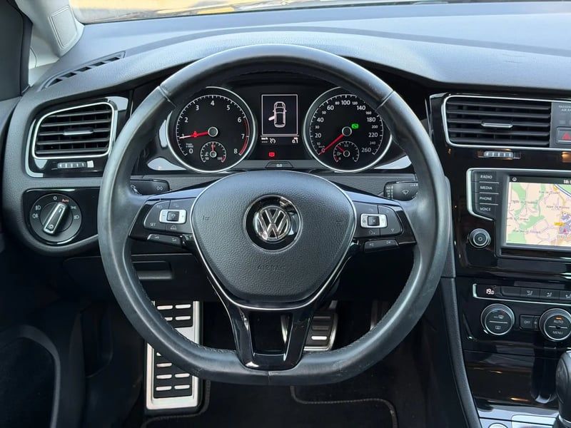 Photo de la voiture VOLKSWAGEN GOLF 1.2 TSI 110 BlueMotion Technology Allstar DSG7