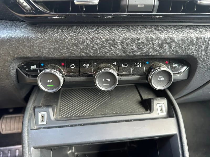 Photo de la voiture CITROEN C4 C4 HDI 130 EAT 8 SHINE