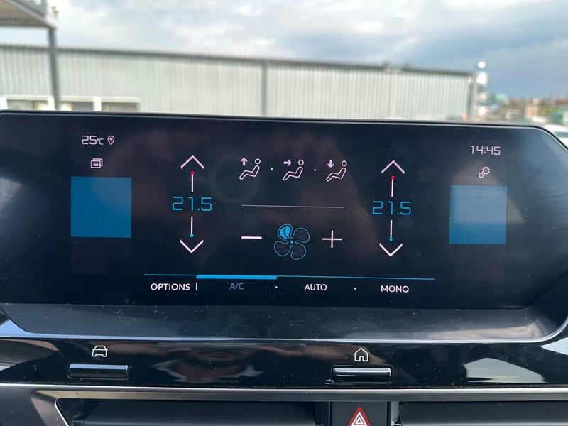 Photo de la voiture CITROEN C4 C4 HDI 130 EAT 8 SHINE