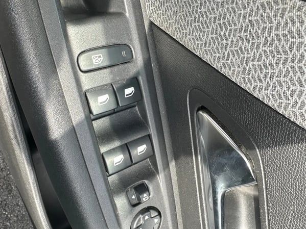 Photo de la voiture CITROEN C4 C4 HDI 130 EAT 8 SHINE