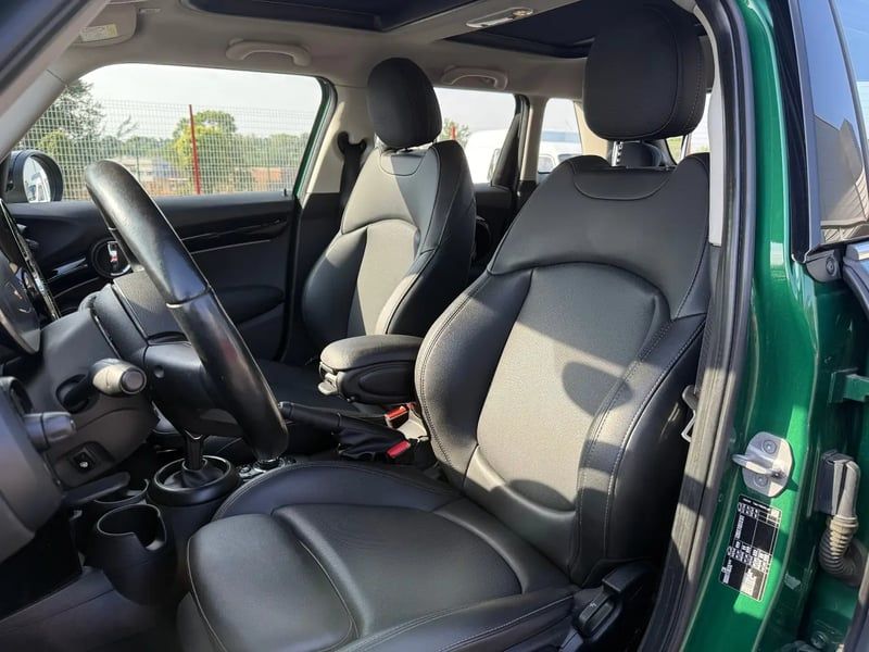 Photo de la voiture MINI HATCH 5 PORTES F55 LCI II Cooper 136 ch DKG7 Edition Camden