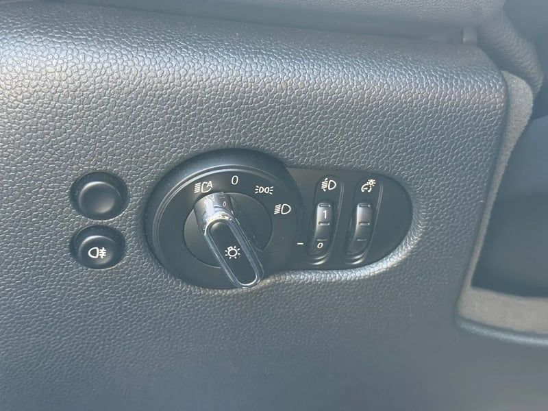 Photo de la voiture MINI HATCH 5 PORTES F55 LCI II Cooper 136 ch DKG7 Edition Camden