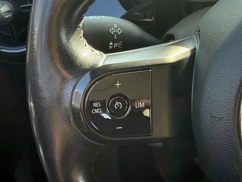 Photo de la voiture MINI HATCH 5 PORTES F55 LCI II Cooper 136 ch DKG7 Edition Camden