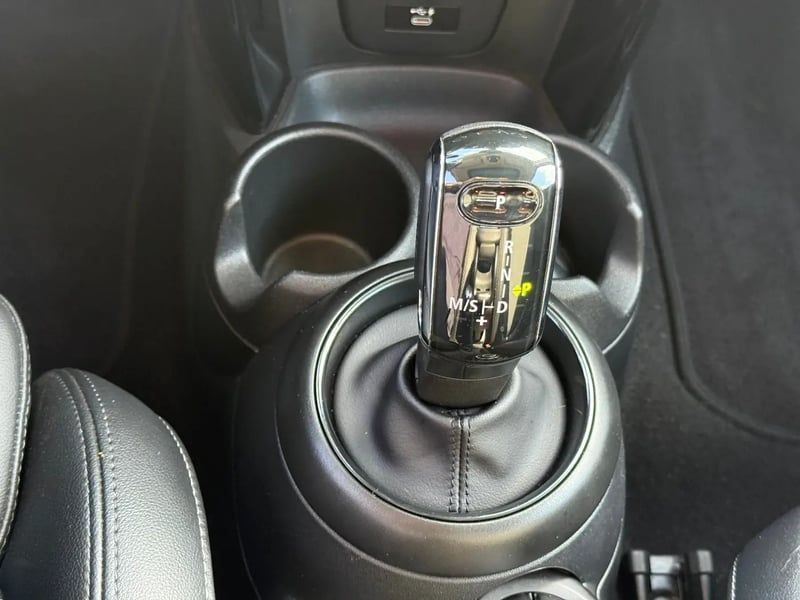 Photo de la voiture MINI HATCH 5 PORTES F55 LCI II Cooper 136 ch DKG7 Edition Camden