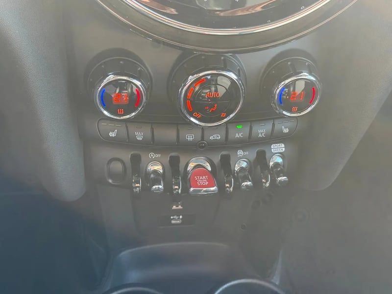 Photo de la voiture MINI HATCH 5 PORTES F55 LCI II Cooper 136 ch DKG7 Edition Camden