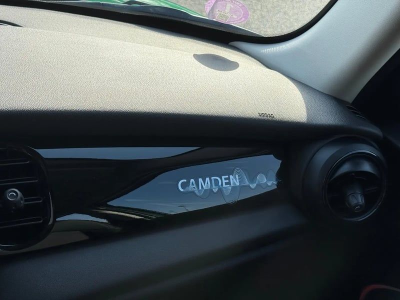 Photo de la voiture MINI HATCH 5 PORTES F55 LCI II Cooper 136 ch DKG7 Edition Camden