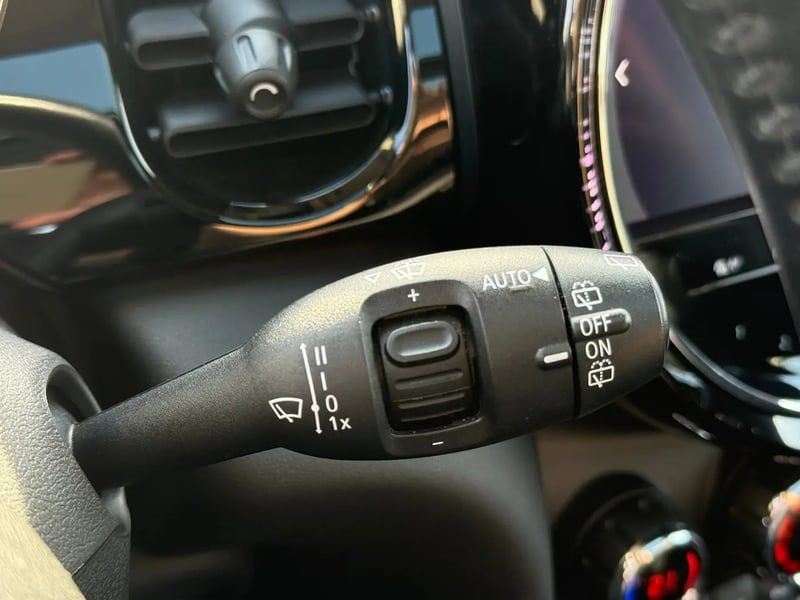 Photo de la voiture MINI HATCH 5 PORTES F55 LCI II Cooper 136 ch DKG7 Edition Camden