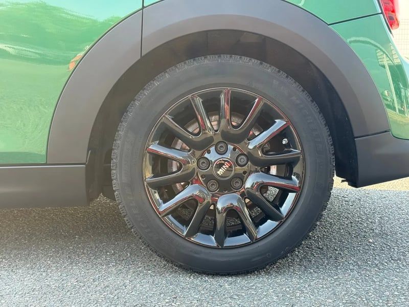 Photo de la voiture MINI HATCH 5 PORTES F55 LCI II Cooper 136 ch DKG7 Edition Camden
