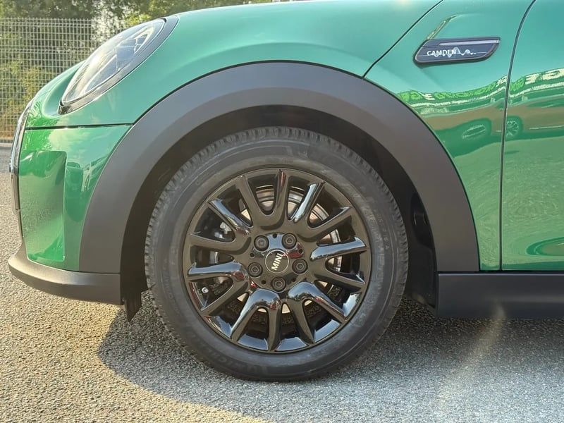 Photo de la voiture MINI HATCH 5 PORTES F55 LCI II Cooper 136 ch DKG7 Edition Camden