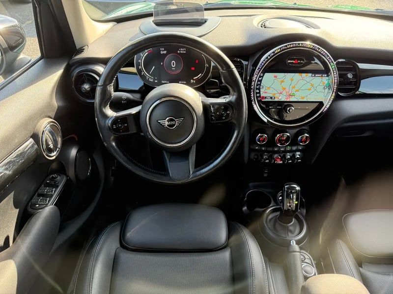 Photo de la voiture MINI HATCH 5 PORTES F55 LCI II Cooper 136 ch DKG7 Edition Camden