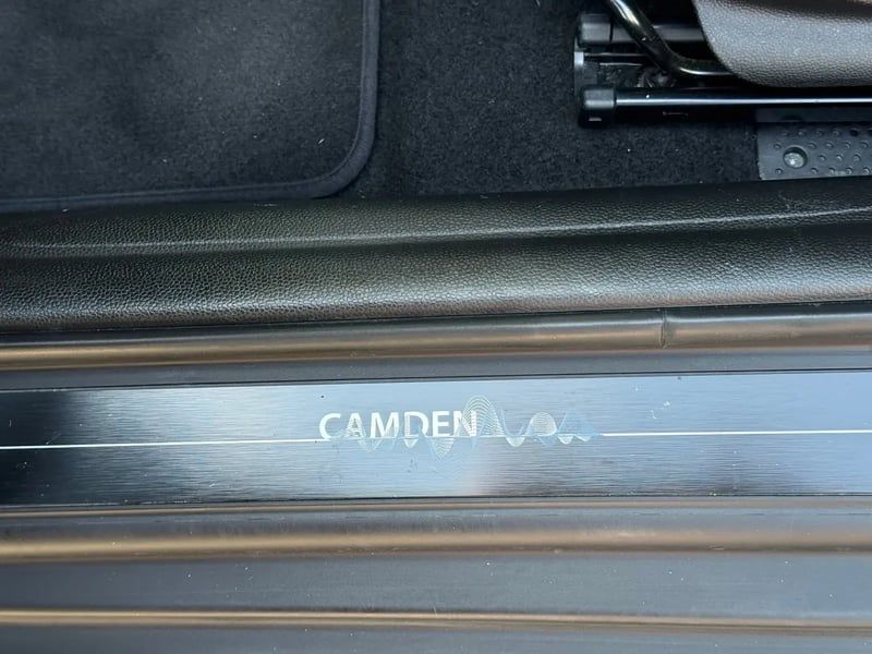 Photo de la voiture MINI HATCH 5 PORTES F55 LCI II Cooper 136 ch DKG7 Edition Camden