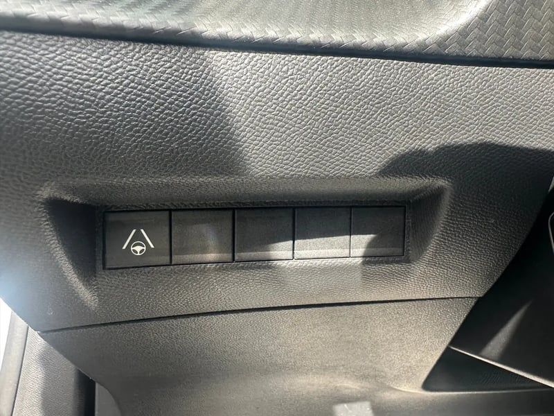 Photo de la voiture PEUGEOT 2008 Hybrid 145 e-DCS6 GT