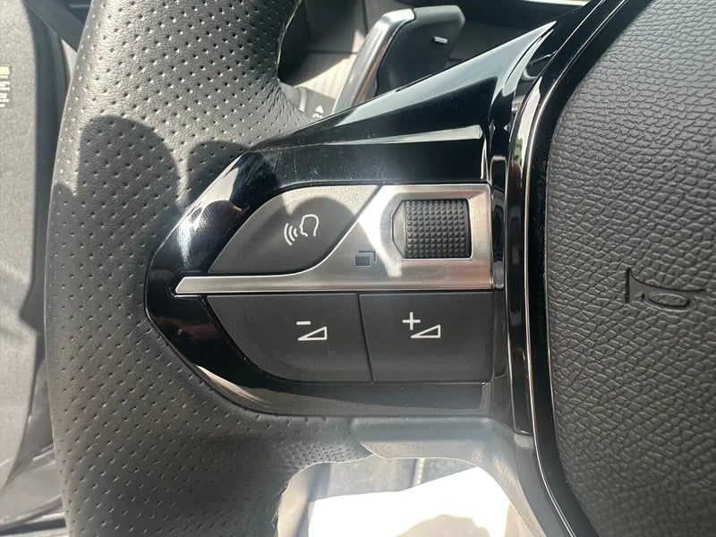 Photo de la voiture PEUGEOT 2008 Hybrid 145 e-DCS6 GT