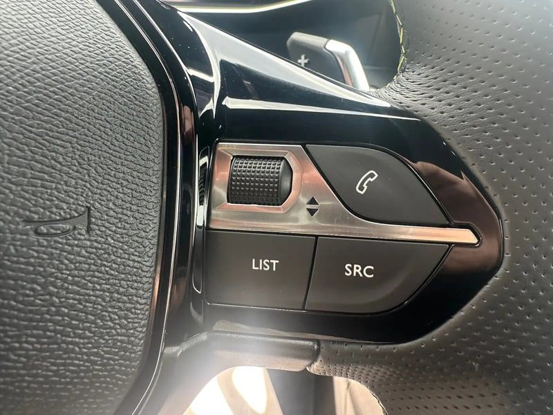 Photo de la voiture PEUGEOT 2008 Hybrid 145 e-DCS6 GT