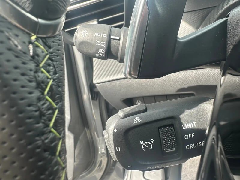 Photo de la voiture PEUGEOT 2008 Hybrid 145 e-DCS6 GT