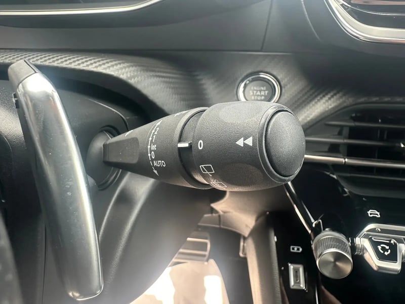 Photo de la voiture PEUGEOT 2008 Hybrid 145 e-DCS6 GT
