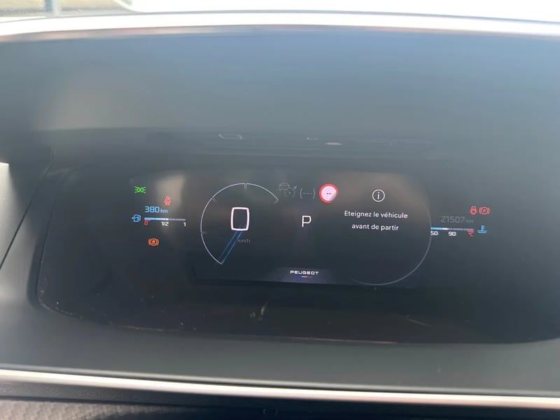 Photo de la voiture PEUGEOT 2008 Hybrid 145 e-DCS6 GT