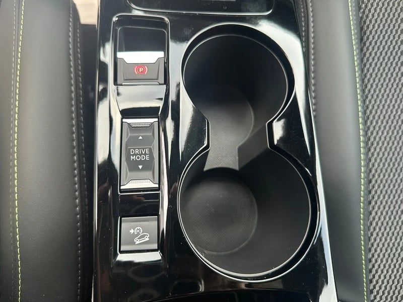 Photo de la voiture PEUGEOT 2008 Hybrid 145 e-DCS6 GT