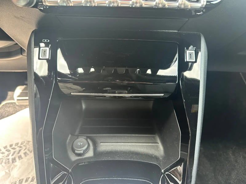 Photo de la voiture PEUGEOT 2008 Hybrid 145 e-DCS6 GT