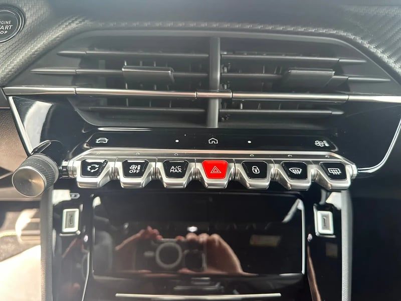 Photo de la voiture PEUGEOT 2008 Hybrid 145 e-DCS6 GT