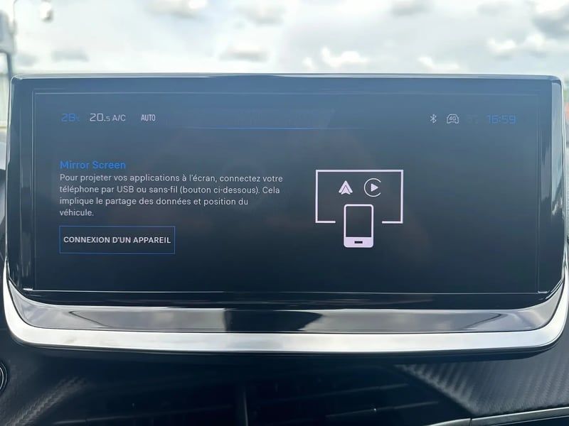 Photo de la voiture PEUGEOT 2008 Hybrid 145 e-DCS6 GT