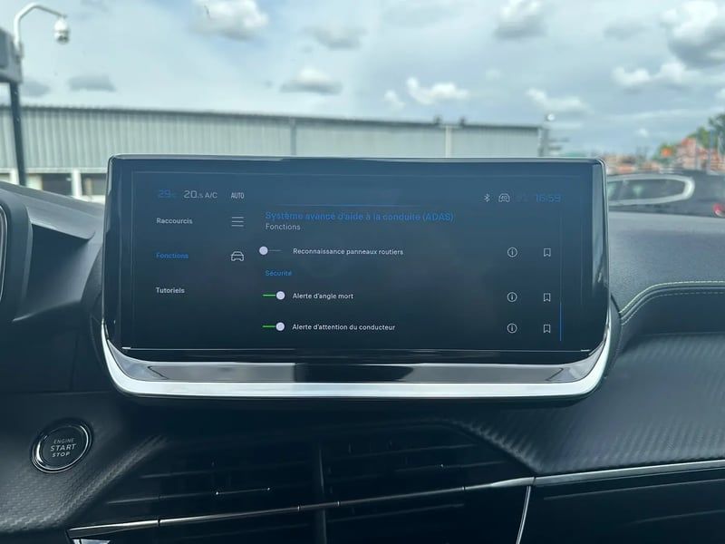 Photo de la voiture PEUGEOT 2008 Hybrid 145 e-DCS6 GT