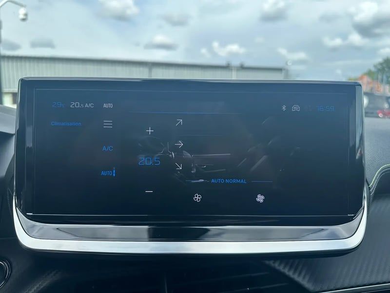 Photo de la voiture PEUGEOT 2008 Hybrid 145 e-DCS6 GT