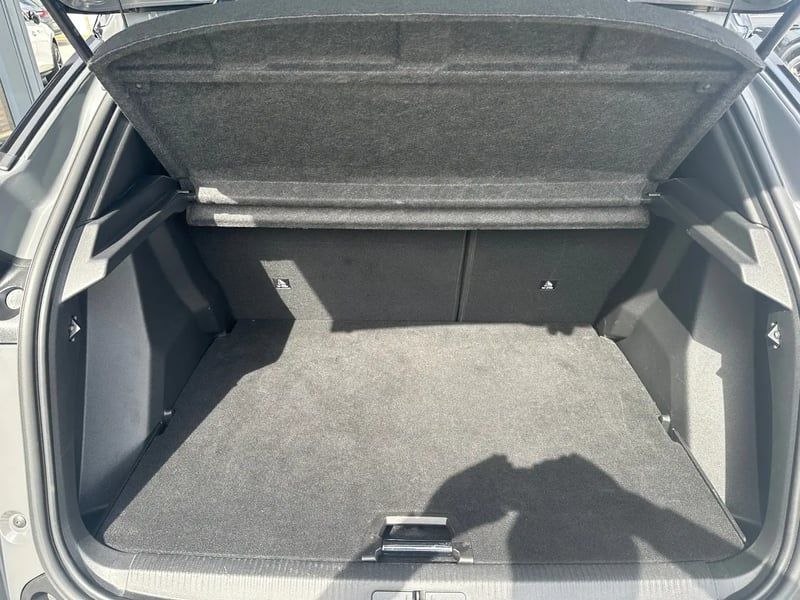 Photo de la voiture PEUGEOT 2008 Hybrid 145 e-DCS6 GT