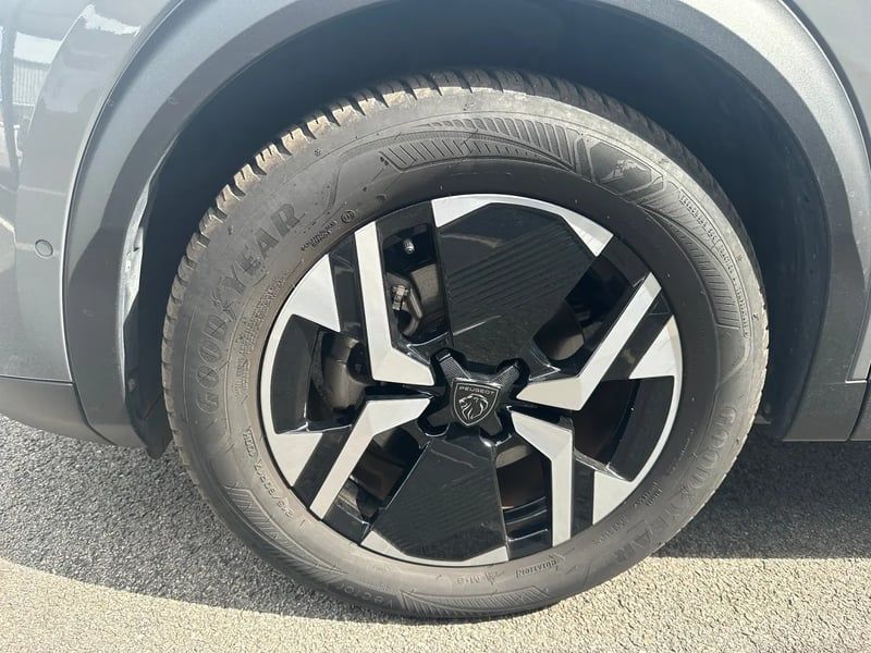 Photo de la voiture PEUGEOT 2008 Hybrid 145 e-DCS6 GT