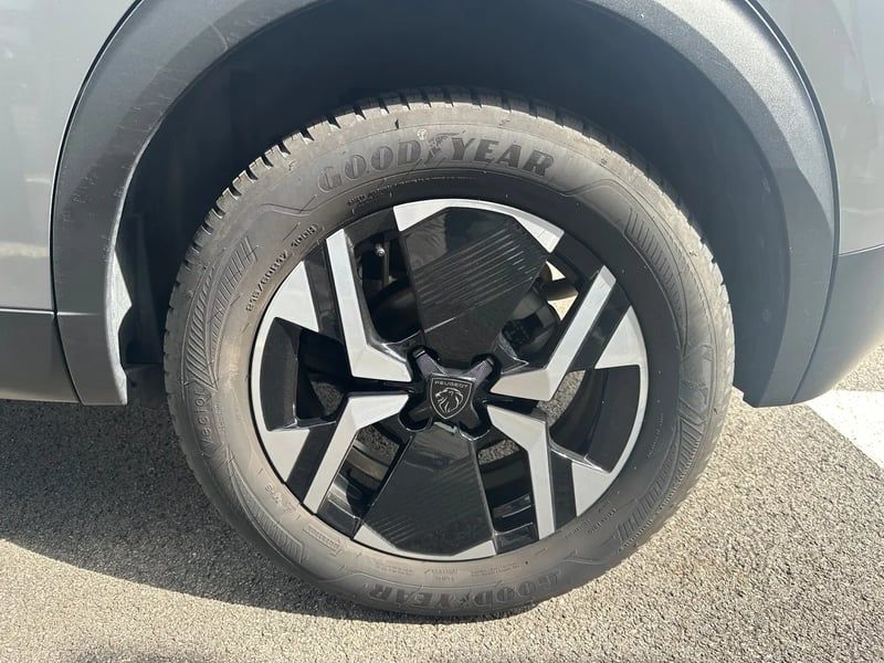 Photo de la voiture PEUGEOT 2008 Hybrid 145 e-DCS6 GT