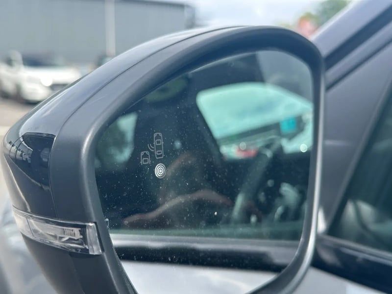 Photo de la voiture PEUGEOT 2008 Hybrid 145 e-DCS6 GT