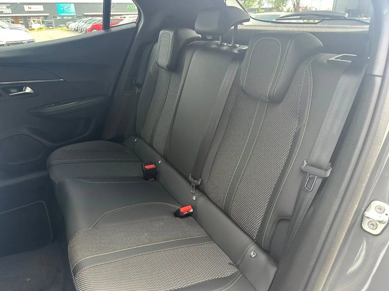 Photo de la voiture PEUGEOT 2008 Hybrid 145 e-DCS6 GT