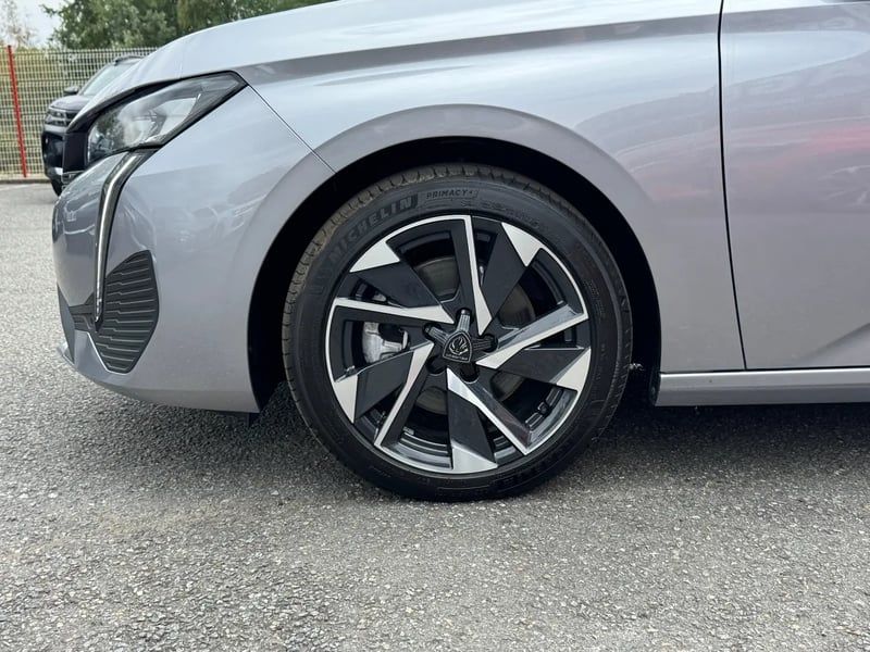 Photo de la voiture PEUGEOT 308 Hybrid 145 e-DCS6 Allure