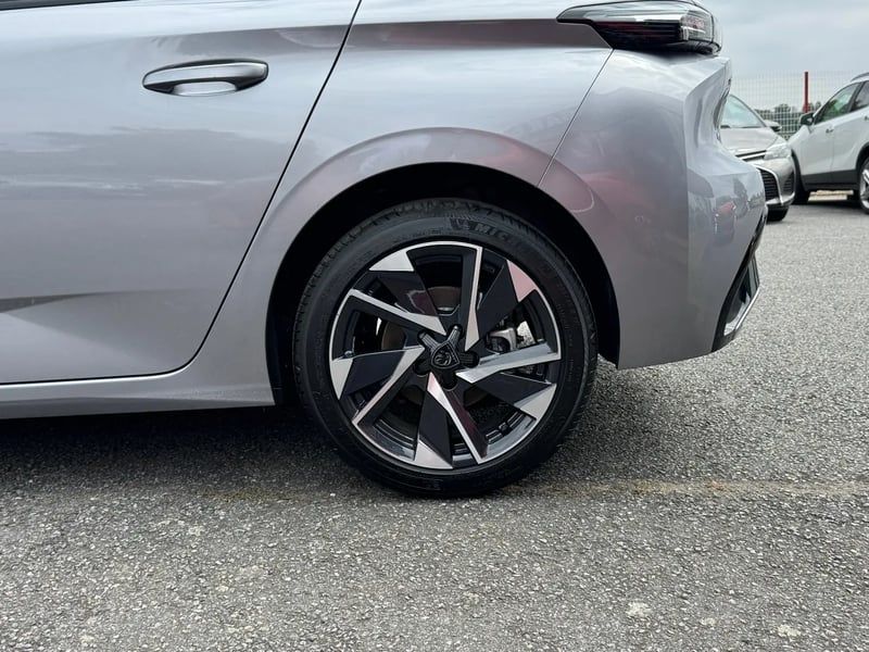 Photo de la voiture PEUGEOT 308 Hybrid 145 e-DCS6 Allure