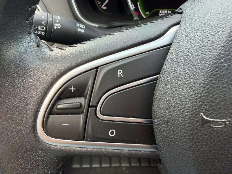 Photo de la voiture RENAULT MEGANE IV BERLINE dCi 90 Energy Zen