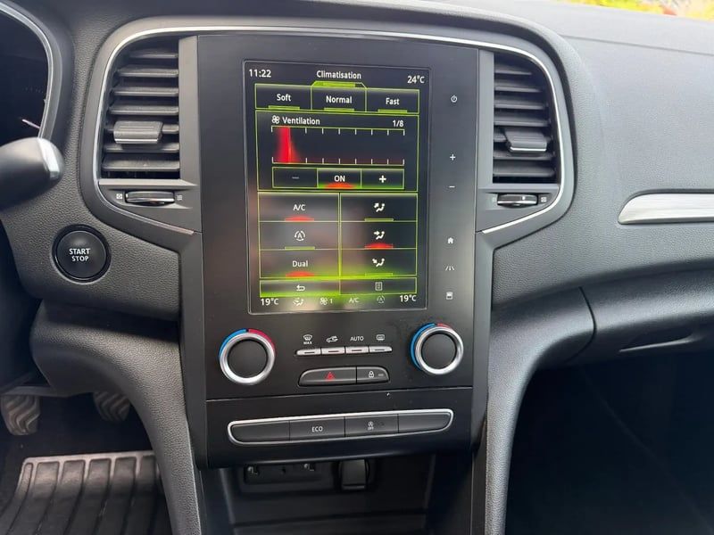 Photo de la voiture RENAULT MEGANE IV BERLINE dCi 90 Energy Zen